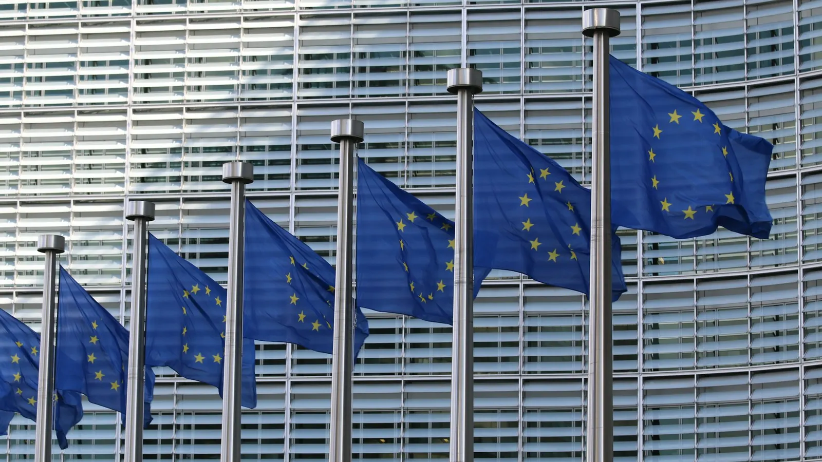 Bandiere dell'Unione europea davanti al palazzo Berlaymont a Bruxelles