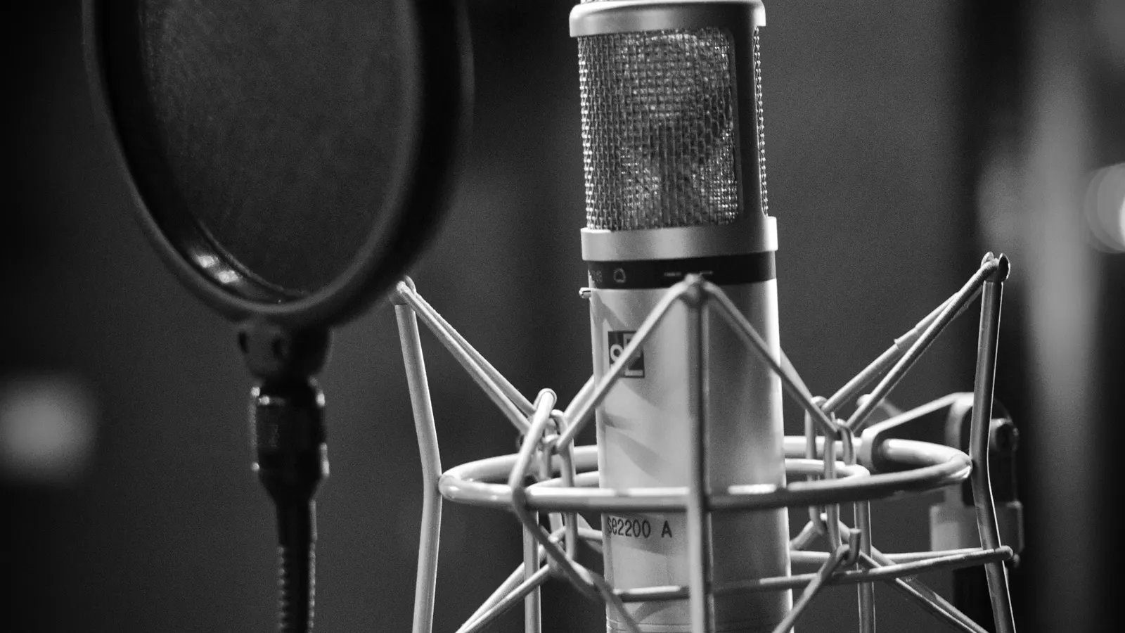 Un microfono a condensatore con filtro anti-pop in uno studio di registrazione
