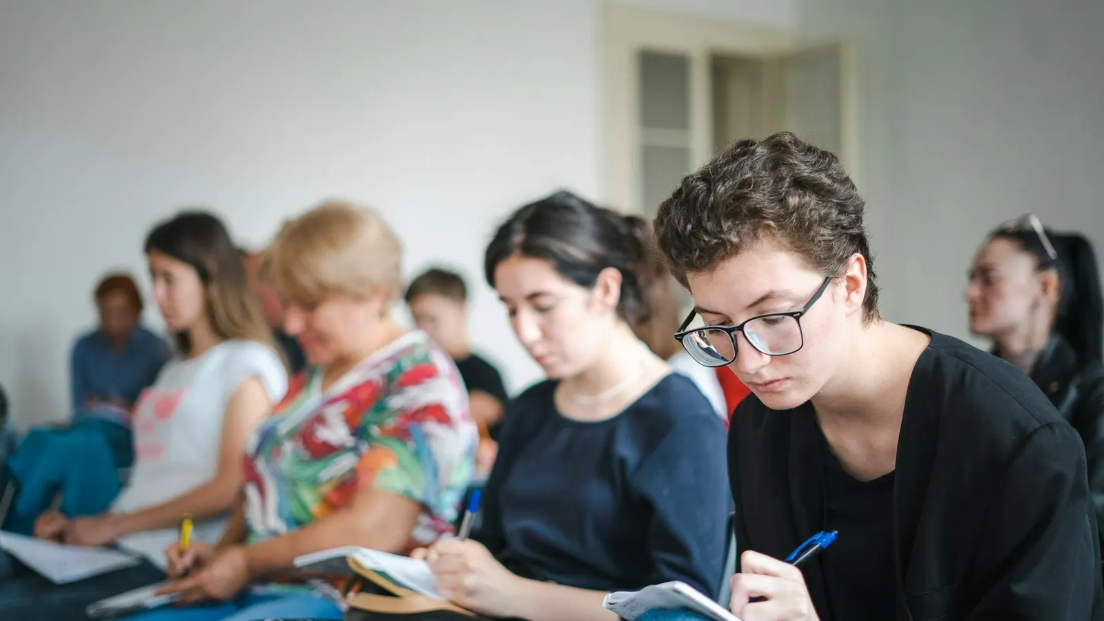 Studenti che scrivono in un'aula
