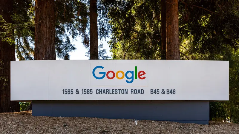 L'insegna di Google davanti a un edificio a Mountain View, in California